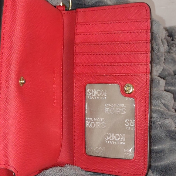 NWOT Authentic Michael Kors floral wristlet wallet - Picture 6 of 8